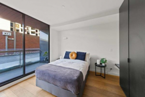 A Modern & Spacious 2BR Apt Near Melbourne Uni